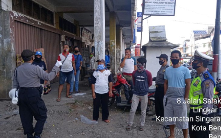 Kapolsek Gading Cempaka AKP Chusnul Melakukan Patroli Protokol Kesehatan di Pasar Panorama