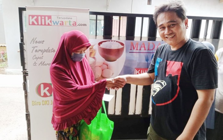 Biro DKI Jakarta Adrian saat menyalurkan paket bantuan