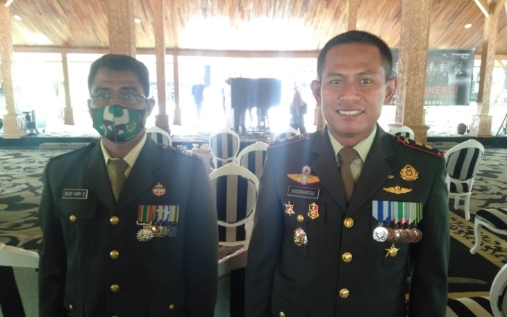 (Kiri) Pasi Intel 0619 Kapten Inf Budi Hari Suswantoro. (Kanan) Dandim 0619 Letkol Arm Krisrantau Herwaman.