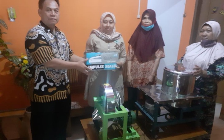 Penyerahan Peralatan Produksi Pengolah Makanan Ringan oleh Suratna M.AB (Ketua Tim Pengabdian Masyarakat UPNVY)  kepada Endang Lestari, selaku Ketua Kelompok   didampingi anggota Kelompok Tani Wanita Mekar Usaha Hargomulyo, Kokap, Kulonprogo. (Sumber : Dok.Tim Hibah Pengabdian Masyarakat UPNVY).