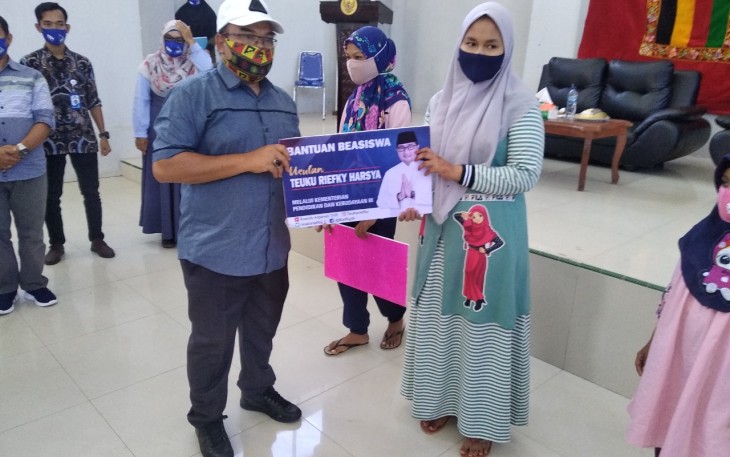 Salah seorang peserta didik saat menerima bantuan beasiswa PIP secara simbolis dari pihak Tim TRH.