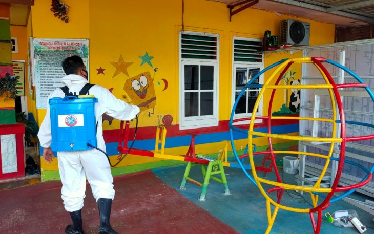 Unit KBR Satbrimobda Polda Bengkulu Semprot Disinfektan di TK dan Fasilitas Umum 
