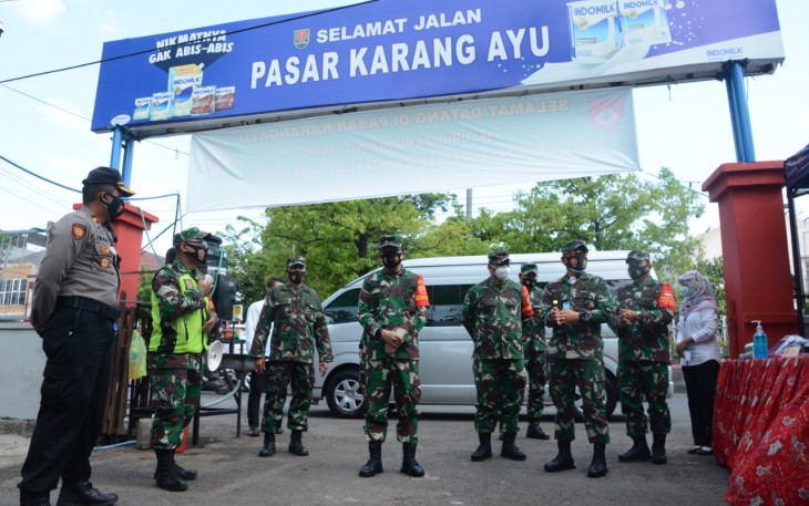 Kolonel Pnb Aldrin Petrus Mongan, S.T.M.Hum.,M.Han, Paban I/Ren Sops TNI meninjau dan mengevaluasi penegakan pendisiplinan protokol  kesehatan di Pasar Karangayu  Tlogosari. Rabu, 30/9/2020