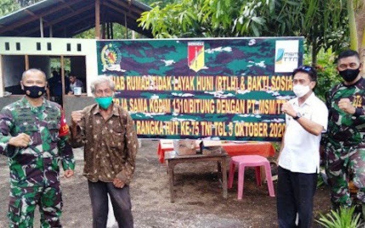 Dandim 1310/Bitung Letkol INF Benny Lesmana SE saat kunjungi rumah warga