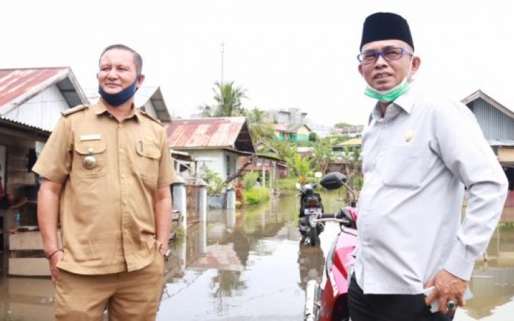 Kabid Sumber Daya Air PUPR Kota Bengkulu Yosef Feri Yorizal dan Ketua DPRD Kota Bengkulu Supriyanto Meninjau Lokasi Banjir 