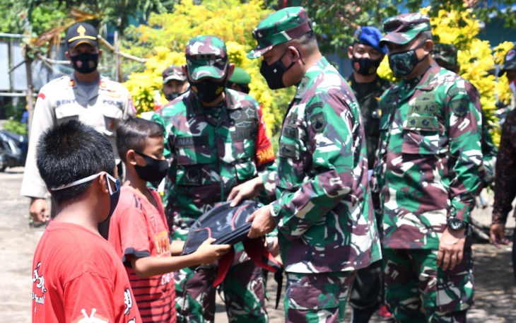 Kasdam membetikan tas ke anak anak warga Pening. Kamis 15/10/2020