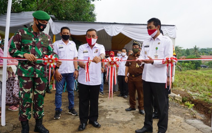 Pemotongan pita oleh Wakil Bupati Batang Suyono didampingi Dandim 0736/Batang Letkol Inf Dwison Evianto bersama Wakapolres Batang Kompol Made Iriawan Budaya, Kepala Dispermades Agung Wisnu Barata beserta perangkat desa di Desa Jolosekti, Kecamatan Tulis, Kabupaten Batang, Rabu (21/10/2020).