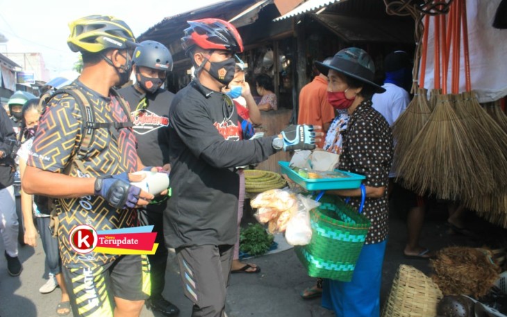 Dandim Dian Musriyanto Bagikan Masker ke Warga (foto : Faisal NR / Klikwarta.com Blitar)