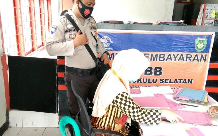 Polsek Kedurang Kawal Pembagian BST Sesuai Prokes Covid-19