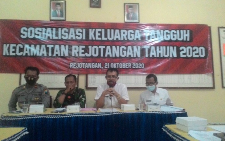 Camat Rejotangan Agus Santoso Sosialisasikan Keluarga Tangguh 