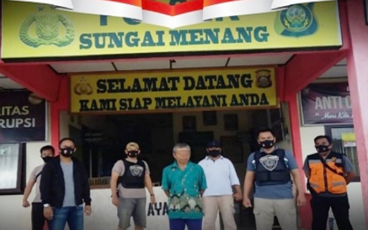 Tersangka (diborgol) saat diamankan