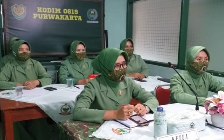 Ketua Persit KCK cabang XXIX Kodim 0619/Purwakarta Ny Andita Krisrantau Hermawan beserta jajaran pengurus saat melaksanakan kegiatan Webinar di Makodim 0619/Purwakarta.(Foto:klikwarta)