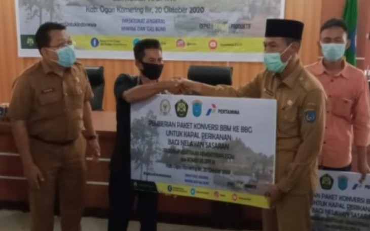 Pemkab OKI Salurkan Bantuan Mesin Perahu Untuk Nelayan