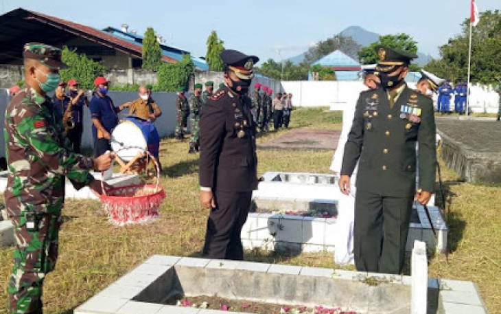 Ziarah Nasional di Taman Makam Pahlawan Kadoodan Kelurahan Madidir Ure dan Tabur Bunga di Laut