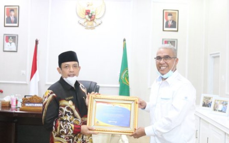 Kepala Kanwil Ditjen Perbendaharaan Provinsi Bengkulu Ismed Saputra menyerahkan langsung penghargaan kepada Plt Walikota Dedy Wahyudi di ruang kerja Walikota