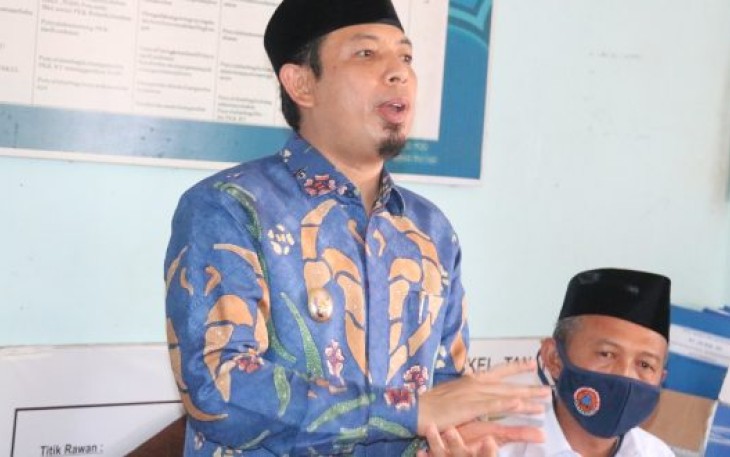 Penyerahan bantuan operasional (BOp) dan seragam batik gratis oleh Plt Walikota Bengkulu Dedy Wahyudi di Kantor Lurah Tanah Patah, Kecamatan Ratu Agung, Rabu (18/11/2020).