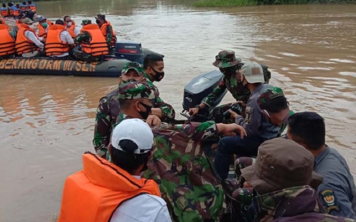 Dampingi Gubernur Jabar dan Pangdam III/Siliwangi Danrem 063/SGJ Ikut Patroli Sungai Cilamaya