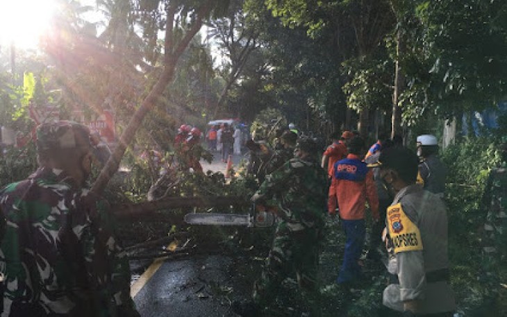 Personil Kodim 1310/Bitung Tangani Bencana Alam di Desa Kaasar