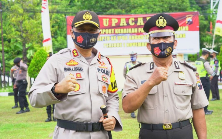 Kapolres Batang AKBP Edwin Louis Sengka, S.I.K., M. Si. foto bersama Ipda Slamet  di Halaman Mapolres Batang, Senin (2/11/2020). 