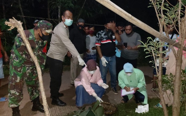Kapolsek Gringsing beserta anggota dibantu Inafis Satreskrim Polres Batang dan petugas Puskesmas  Gringsing I serta Koramil Gringsing di TKP. Minggu  malam (8/11/2020) 