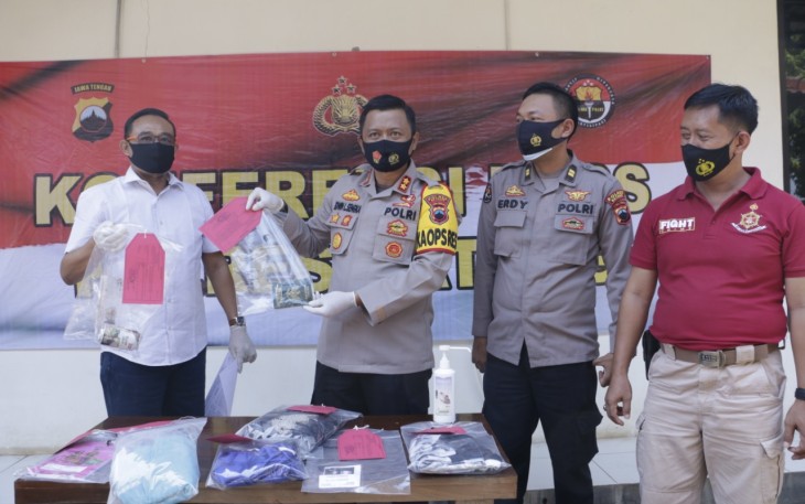 Kapolres Batang AKBP Edwin Louis Sengka didampingi Kasatreskrim AKP Budi Santoso pada acara konferensi pers, Rabu (11/11/2020).