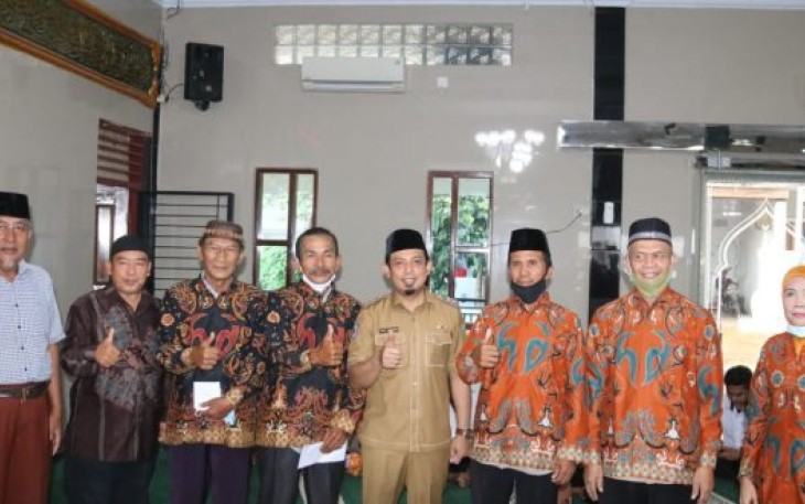 Plt Walikota Bengkulu Dedy Wahyudi menyerahkan bantuan operasional (BOp) dan seragam batik kepada tokoh masyarakat dan tokoh agama di Kelurahan Timur Indah, Kelurahan Dusun Besar, Kelurahan Lingkar Timur,