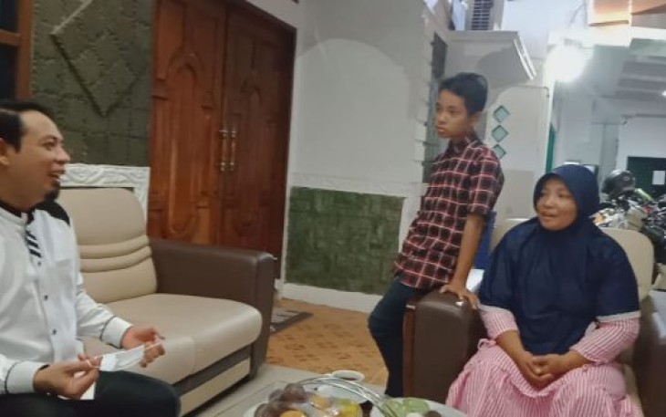 Plt Walikota Dedy Wahyudi Saat Kedatangan Tamu Desmi Janda 7 Anak Yang Datang ke Kediamannya