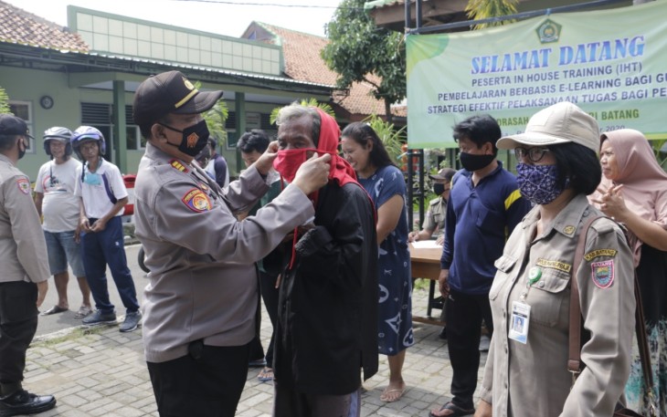 Polres Batang, Satpol PP dan Kodim 0736/Batang makin intensif menggelar operasi yustisi di halaman MAN Kabupaten Batang, Rabu (18/11/2020).