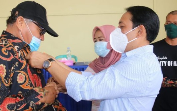 Plt Walikota Bengkulu Dedy Wahyudi saat pemberian bantuan operasional (BOp) dan seragam batik gratis kepada Ketua RT, RW, Ketua Adat dan Linmas di Kelurahan Berkas, Kecamatan Teluk Segara.