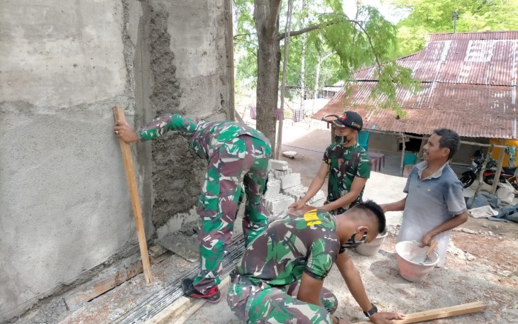 Yonarmed 3/105 Tarik berinisiatif membantu masyarakat Desa Napan dengan membangunkan bak penampungan air di Desa Napan, Kecamatan Bikomi Utara, Kabupaten Timor tengah Utara, Nusa Tenggara Timur, Senin (23/11/2020).  