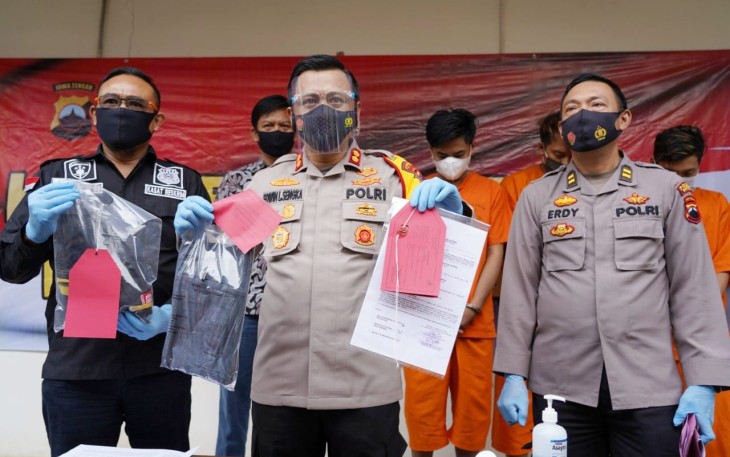 Kapolres Batang AKBP Edwin Louis Sengka didampingi Kasatreskrim AKP Budi Santoso dan Kasubbaghumas IPTU Erdi Nuryawan saat konferensi pers di Polres Batang, Jumat (27/11/2020).