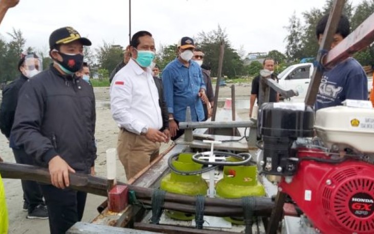 Plt Walikota Bengkulu Dedy Wahyudi Saat Menyerahkan Bantuan Untuk Nelayan Berupa Mesin Konversi BBM ke BBG Untuk Kapal Penangkap Ikan