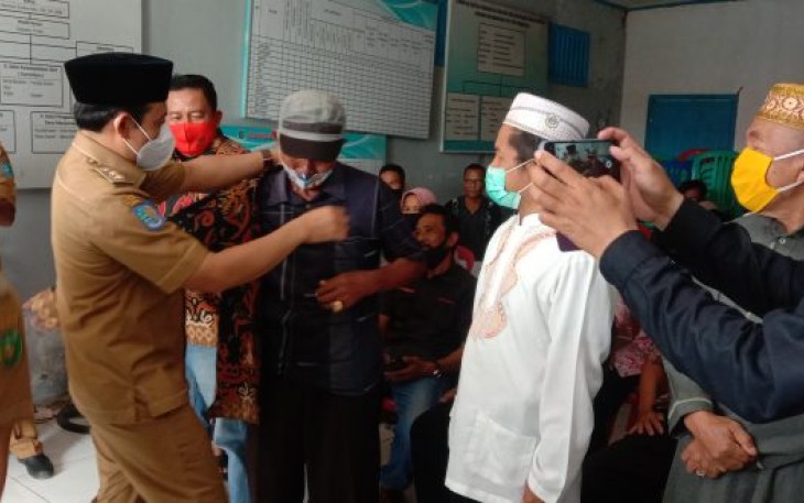 Plt Walikota Bengkulu Dedy Wahyudi Berikan  Seragam Batik Motif Bunga Rafflesia Kepada Ketua RT dan Ketua RW  