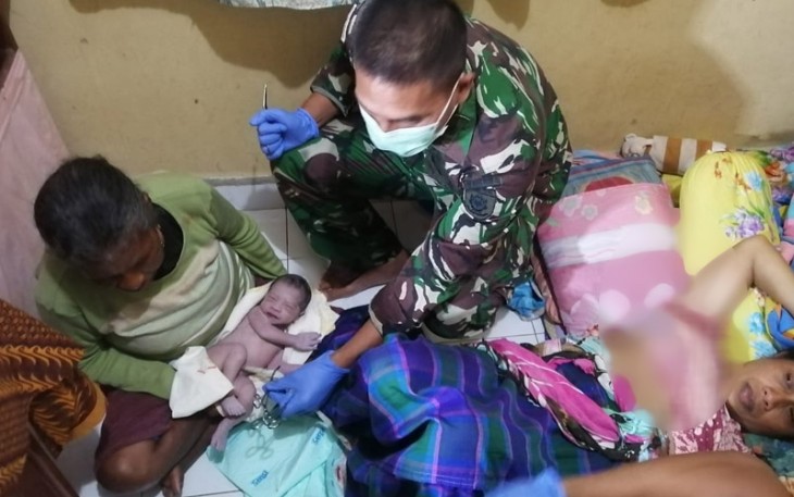 Dokter dan Tim Kesehatan Satgas Pamtas RI-PNG Yonif Mekanis Raider 413 Bremoro saat membantu proses persalinan darurat seorang warga di Kampung Skouw Distrik Muara Tami Kota Jayapura.