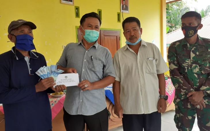 Pemdes Jenggalu Bagikan BLT DD Dengan Tetap Terapkan Protokol Kesehatan 3 M