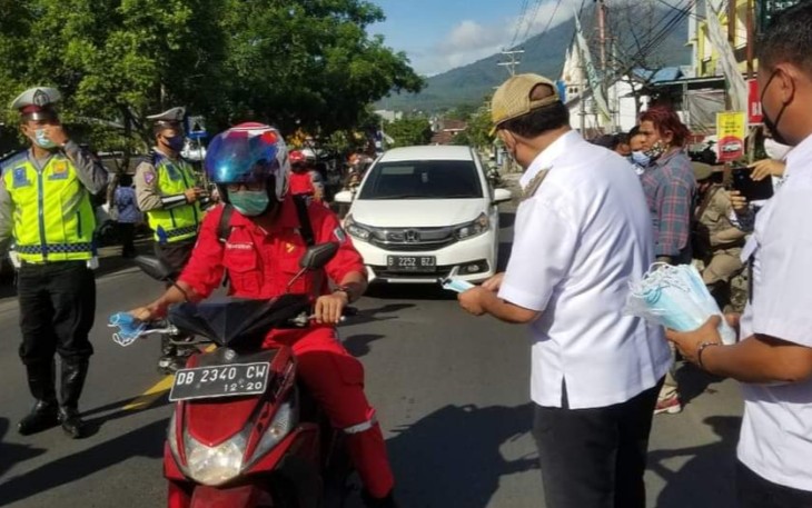 PGRI Kota Bitung Berbagi Puluhan Ribu Masker Pada Pengendara 
