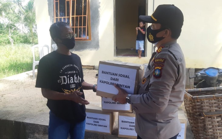 Kapolsek Gunung Kijang AKP Monang P Silalahi SH Berikan Bantuan Kepada Korban Kebakaran 