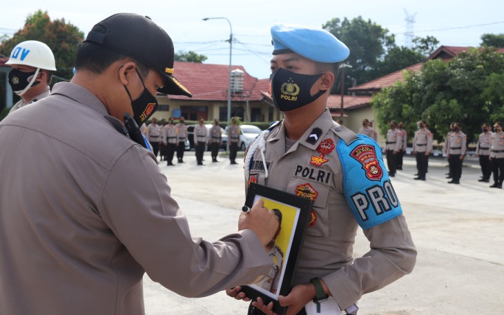 Kapolres Musi Rawas AKBP Efrannedy Melakukan Upacara Pemberhentian Dengan Tidak Hormat Kepada Dua Personel Polres Musi Rawas