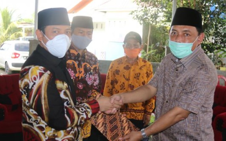 Plt Walikota Bengkulu Dedy Wahyudi Saat Acara Penyerahan PSU di Masjid Perumahan Royal Residence di Kelurahan Bumi Ayu