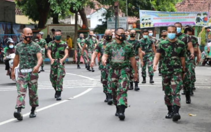 Komandan Kodim 0807/Tulungagung Letkol Inf Mulyo Junaidi SE MTr Ajak  Anggota Jalan Santai Bersama