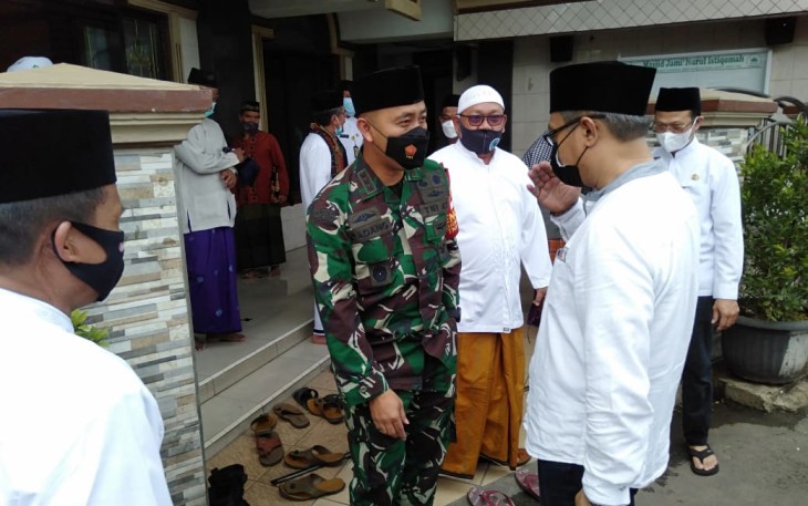Dandim 0503/JB dan Walikota Jakarta Barat Sambangi Kediaman Ketua MUI DKI Jakarta dan Sholat Jumat Berjamaah 