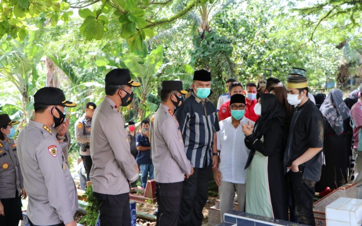 Kapolda Bengkulu Irjen Pol Drs Teguh Sarwono MSI Hadiri Pemakaman AKBP Nazwar