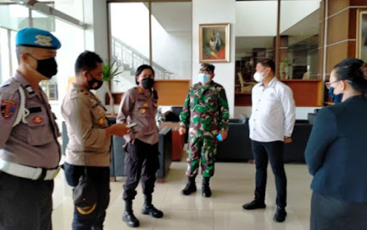 Pabung Minut Kodim 1310/Bitung Bersama Kapolres Pantau Rapat Pleno Penghitungan Suara Hasil Pilkada Serentak