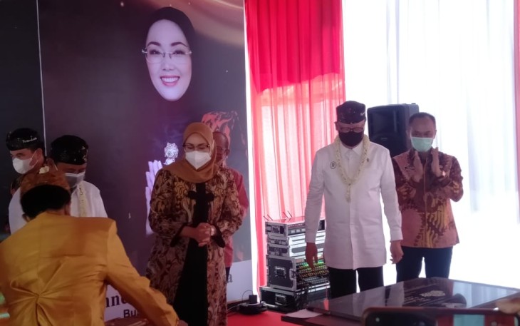 Bupati Purwakarta Anne Ratna Mustika Bersama Menpan-RB Tjahyo Kumolo Usai Berikan Sambutan (Foto: KlikWartacom)