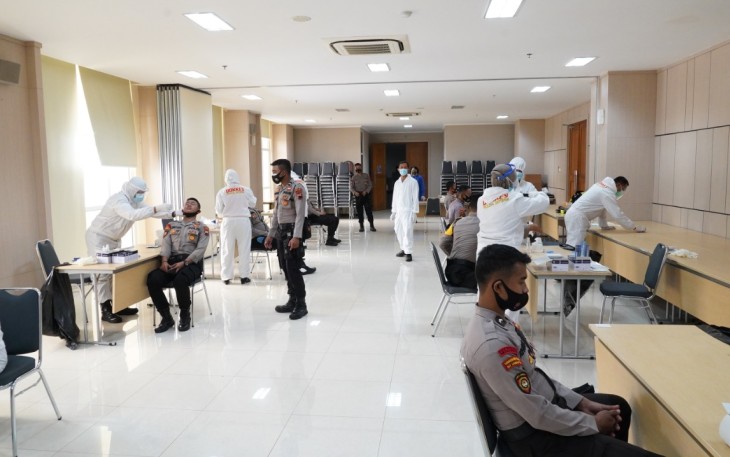 Polda Jawa Tengah gelar Apel dan Pemeriksaan kesehatan Swab Test Covid-19 untuk para Personel pengamanan Pilkada Serentak tahun 2020  pada tahap pemungutan suara. Pada hari ini (2/12/2020)