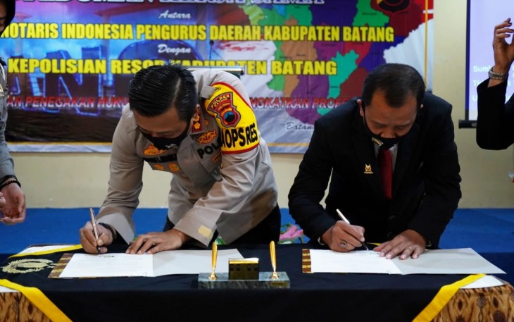 Kapolres Batang AKBP Edwin Louis Sengka dan Ketua Pengurus Daerah INI Batang, Agus Purnomo, dalam rangka menindak lanjuti Nota Kesepahaman (MoU) antara Polda Jateng dengan INI tingkat Jateng itu digelar di Hotel Sendangsari, Batang, Selasa (1/12/2020).