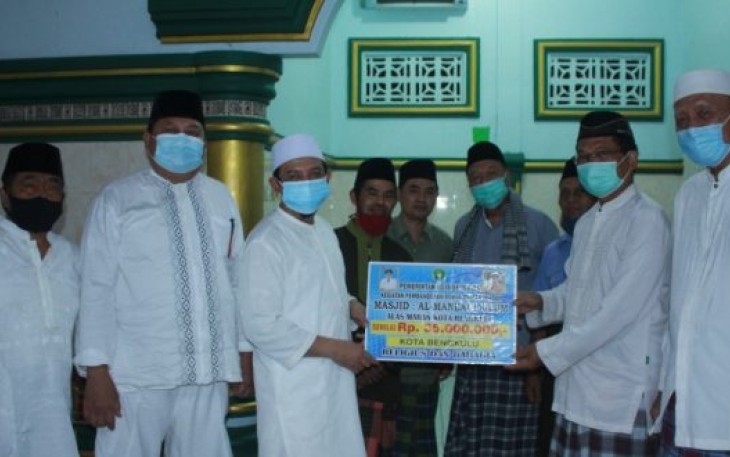 Wakil Walikota Bengkulu Dedy Wahyudi Saat Menyerahkan Bantuan di Masjid Manbaul Ulum