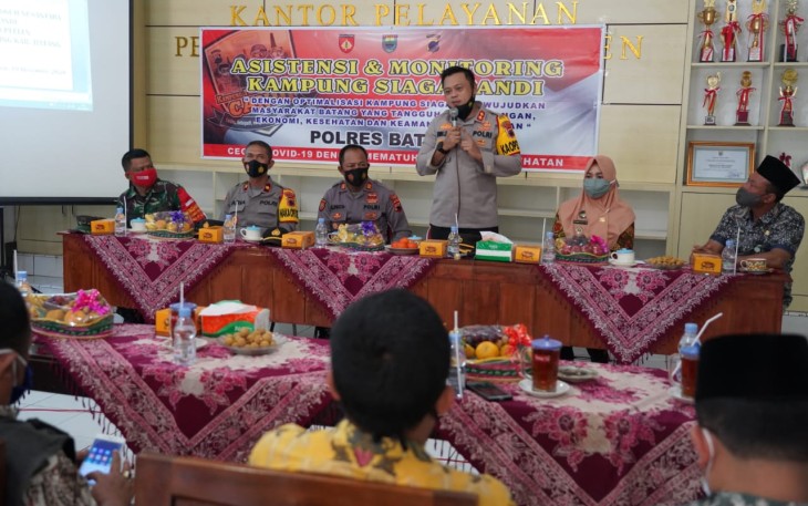 Kapolres Barang AKBP Edwin Louis Sengka Bersama Pejabat Utama (PJU) Polres Batang Ketika Melaksanakan Kunjungan ke Kampung Siaga Candi Desa Plelen 