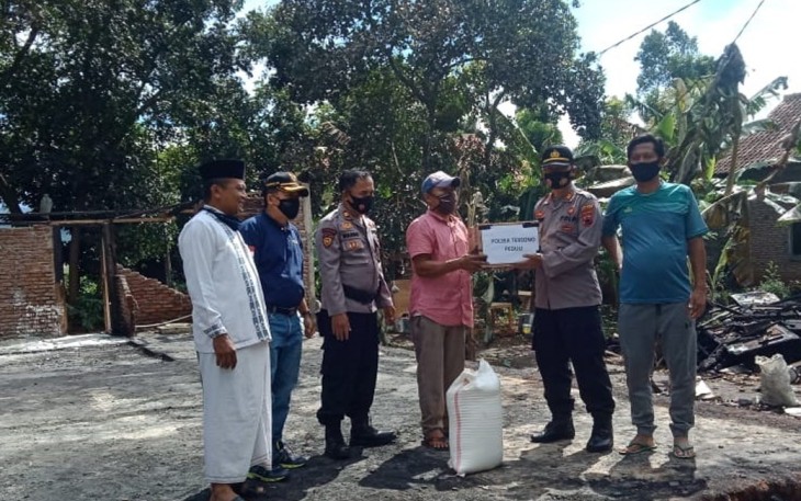 Kapolsek Tersono Menyerahkan Bantuan Pada Korban Kebakaran
