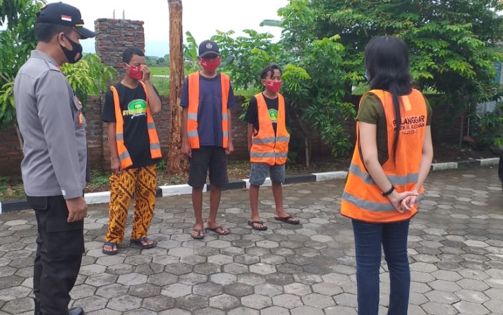 Kapolsek Rowosari AKP Zaenal Arifin SH Saat Memberikan Sanksi Kepada Pelanggar